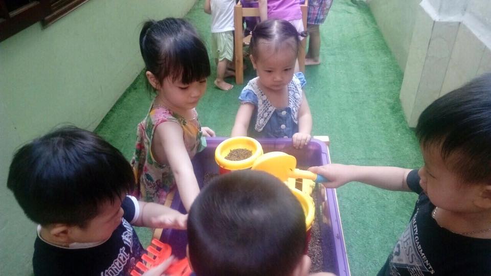 Các bé trường mầm non cùng chơi trò xúc cát