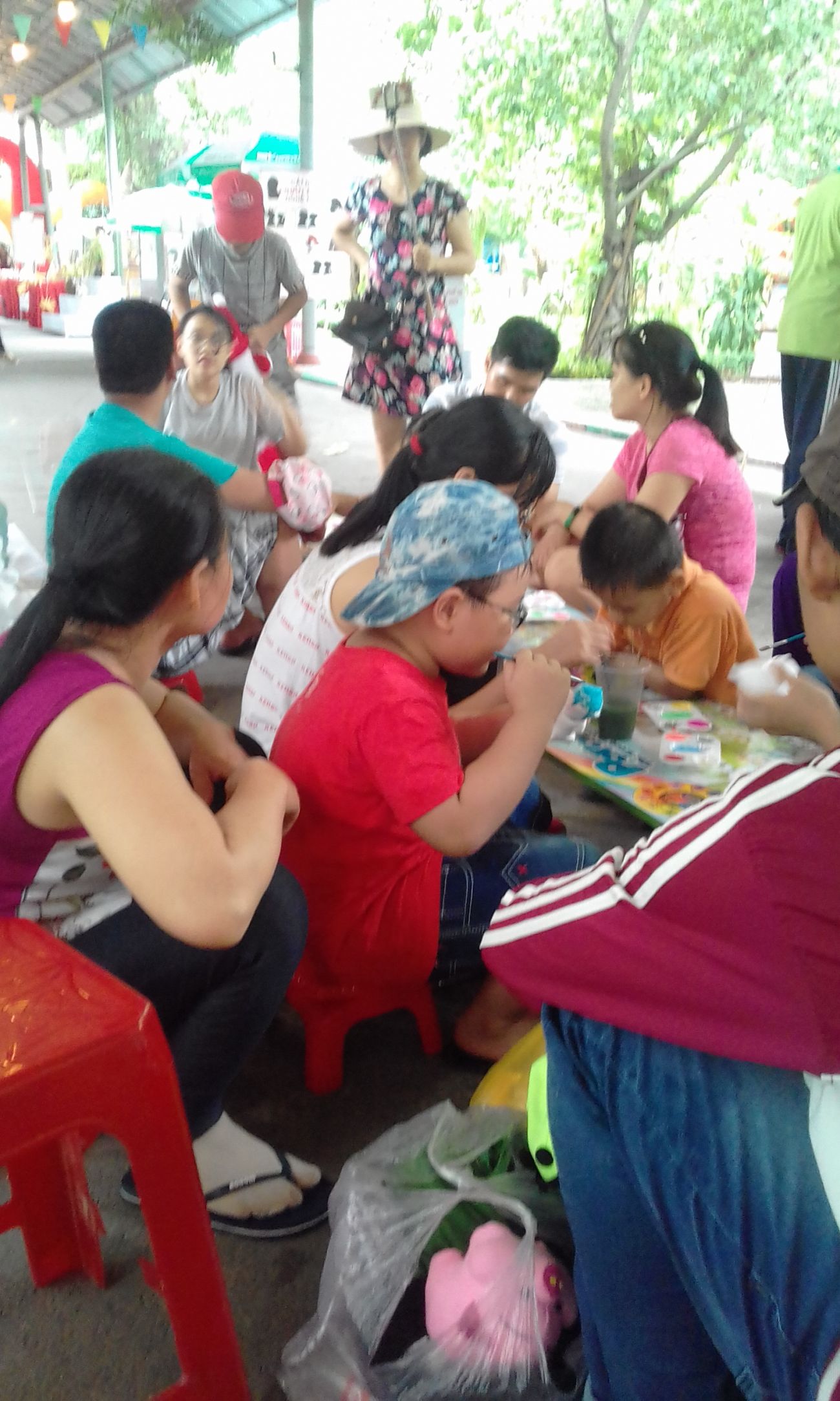 Bé thích thú tô tượng