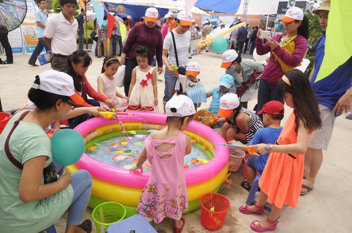 Trò chơi câu cá cũng là niềm vui của các em