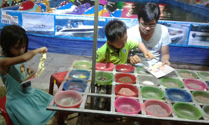 hai bố con cùng rắc tranh cát